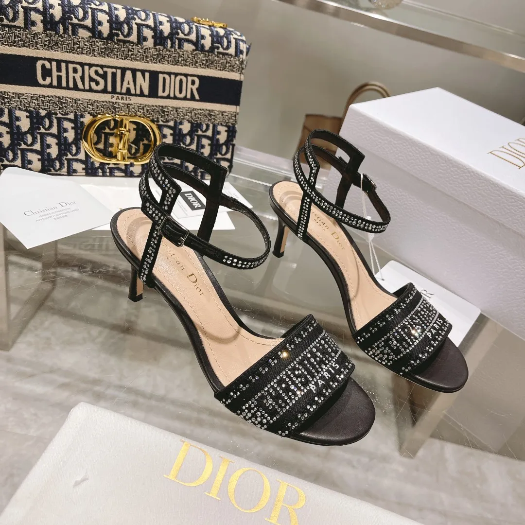 👟👟Ex-factory price 560👟👟 Original mold opening, 1:1 reproduction, using original Italian last, authenticity is as high as 99%, purchasing agent level, original order quality. The Dway heeled sandals reinterpret Dior's iconic piece for an elegant look. Crafted from cotton, it's embroidered with metallic threads and embellished with gold crystals, while the delicate band on the upper highlights the embroidered "CHRISTIAN DIOR" signature. The style is refined and enhanced with a 6.5cm heel, making it the ideal piece to pair with formal looks. ✅The upper is decorated with "CHRISTIAN DIOR" logo embroidery ✅Adjustable ankle straps with buckles ✅Heel height: 6.5cm. Made of imported leather ✅Outsole: original genuine leather outsole imported from Italy The sole is decorated with Christian Dior's lucky star symbol ✅Size: 35-40 ✅Packaging: full set of original counter packaging